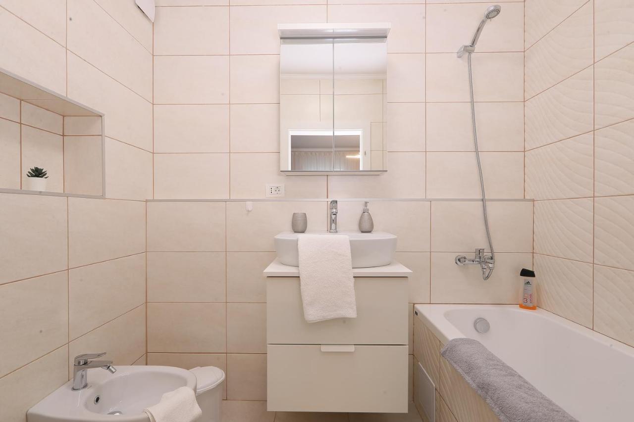 Julia'S Apartment Oradea Exterior photo